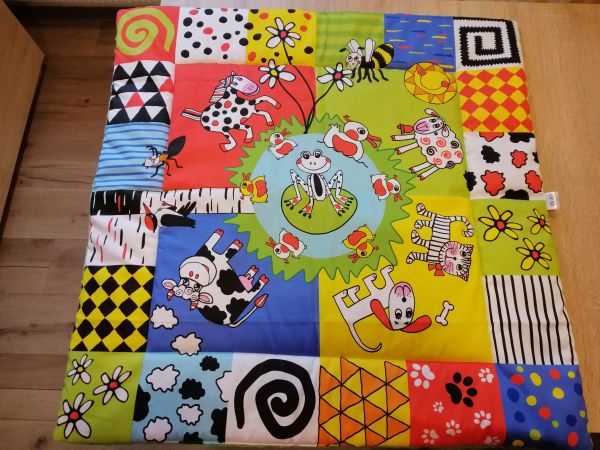 Kontrastní podložka/deka - Kontrastní podložka/deka 80x80cm ze 100% bavlněného plátna a z druhé strany minky vysoké gramáže.
